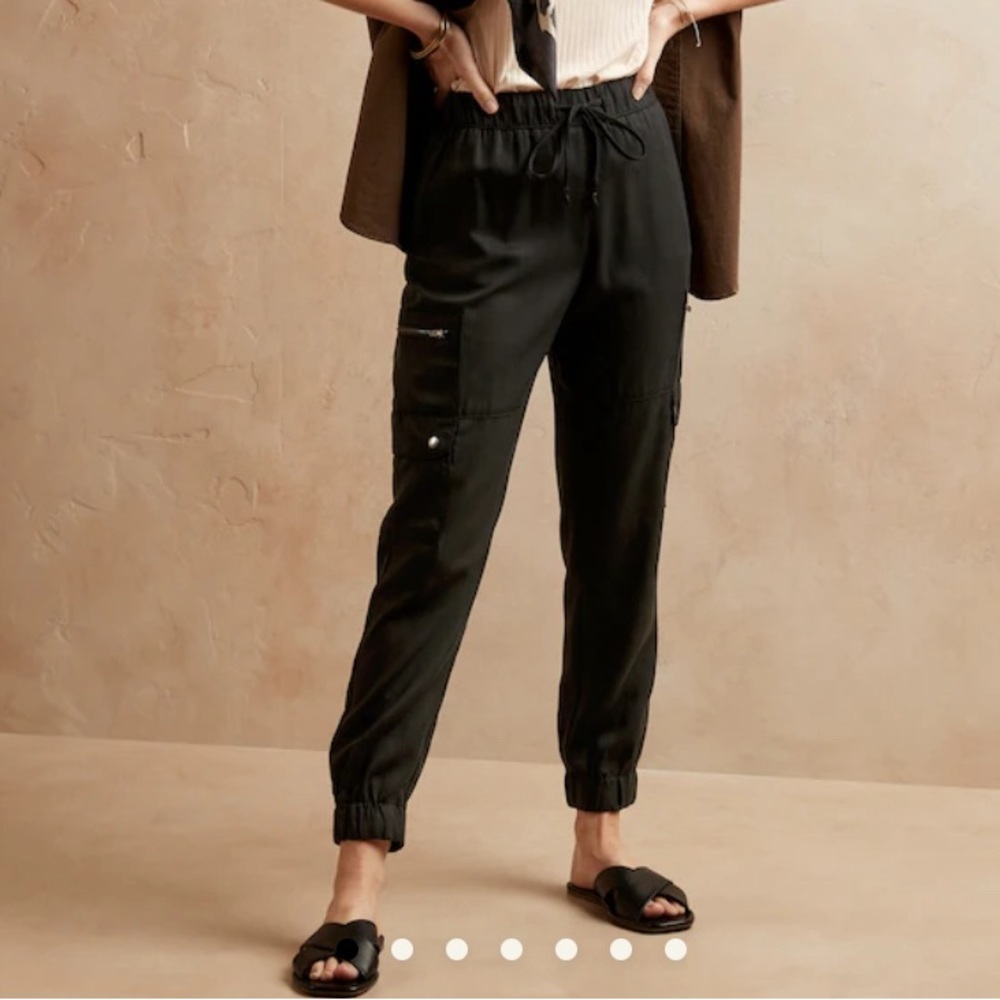 NWOT Banana Republic Factory Cargo Joggers in Black size XL